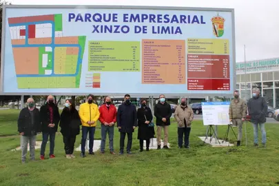 O delegado territorial da Xunta en Ourense, Gabriel Al&eacute;n, xunto &aacute; alcaldesa de Xinzo, Elvira Lama, e diversos concelleiros no parque empresarial da vila. | FOTO: Concello de Xinzo.