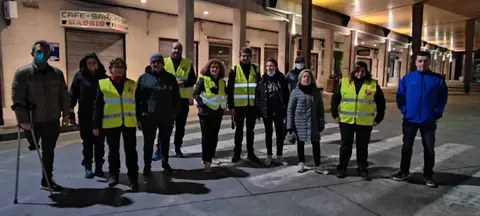 A alcaldesa de Xinzo, Elvira Lama, xunto ao resto de concelleiros e deputados cami&ntilde;o a Madrid.