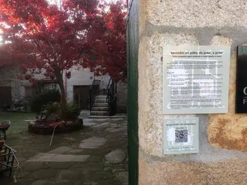 Imaxe dun dos c&oacute;digos QR polo pobo de Lodoselo. | FOTO: CDR O Viso.