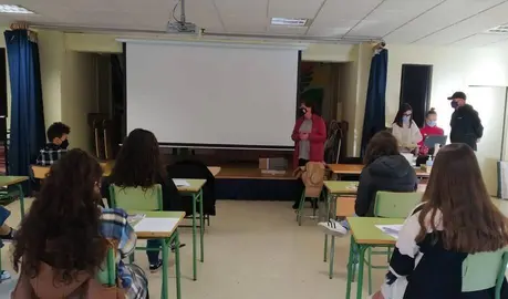 A alcaldesa de Xinzo, Elvira Lama, presentando as charlas contra a violencia de x&eacute;nero. | FOTO: Concello de Xinzo.