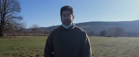 Enrique Cuquejo, en Baltar, cos aeros do pol&iacute;gono do Larouco detr&aacute;s