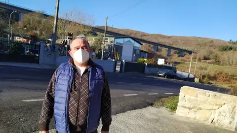 Un dos veci&ntilde;os de Maus, &aacute;s portas da s&uacute;a casa, co viaduto do AVE detr&aacute;s del