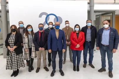 Sinatura convenio de colaboraci&oacute;n entre a Deputaci&oacute;n Ourense e os concellos de A R&uacute;a, Allariz, Esgos, Lobios Manzaneda, Os Blancos, Parada do Sil, Pi&ntilde;or, Rairiz de Veiga e Ram&iacute;ras. Asisinta Manuel Baltar (Presidente da Deputaci&oacute;n Ourense) e os alacades e alcaldes respectivas.