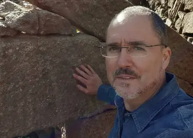 Suso D&iacute;az, poeta da Baixa Limia. ao p&eacute; dun dos tres mu&iacute;&ntilde;os que ti&ntilde;a O Vao.