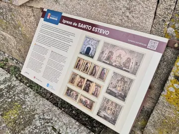 Panel informativa na Igrexa de Santo Estevo. FOTO Concello de Sandi&aacute;s