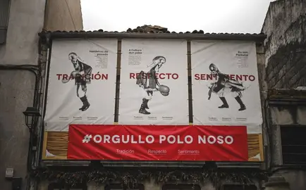 Unha faixa sobre o cartel do Entroido na praza Maior de Xinzo este xoves. FOTO Noelia Caseiro