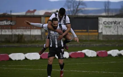 Pedro e Borja celebran gol diante do Cartelle