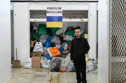 V&iacute;ctor, esta ma&ntilde;&aacute;, na praza de abastos de Xinzo, co material recollido at&eacute; hoxe. FOTOS Noelia Caseiro