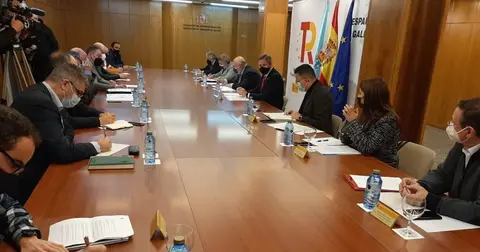 O delegado do Goberno e o conselleiro, na rolda de prensa posterior &aacute; reuni&oacute;n. FOTO Delegaci&oacute;n do Goberno