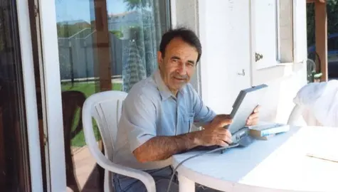 Carlos Casares traballando no seu port&aacute;til. FOTO Fundaci&oacute;n Carlos Casares