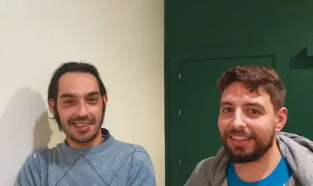 Iv&aacute;n e Carlos, este venres, durante un descanso nas obras do seu local na praza Maior. FOTO DdL