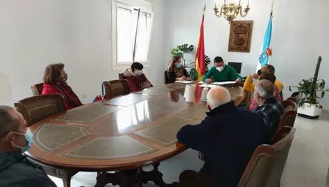 Reuni&oacute;n de Emilio Pazos, alcalde de Trasmiras, con veci&ntilde;as, este venres na Casa do Concello. FOTO Noelia Caseiro (1)