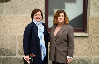 Susana L&oacute;pez Abella, secretaria xeral de Igualdade, e Susana V&aacute;zquez, alcaldesa de Porqueira. FOTO Noelia Caseiro