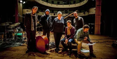 Pablo Casta&ntilde;o, co grupo de m&uacute;sicos durante unha gravaci&oacute;n no Teatro Principal de Santiago de Compostela. FOTO A. G&aacute;ndara