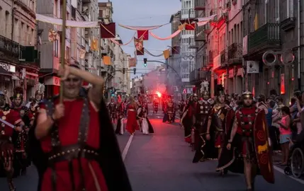 Desfile nas r&uacute;as de Xinzo durante a Festa do Esquecemento. FOTO Noelia Caseiro