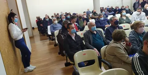 O consellerio, Jos&eacute; Gonz&aacute;lez, cos regantes da Limia este venres en Xinzo. Regad&iacute;o. Amador D&iacute;az. SEIASA. 2
