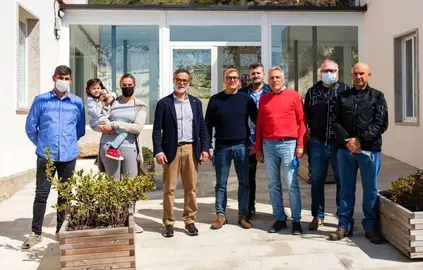 Manuel Conde e Manuel Baltar, con membros da corporaci&oacute;n de Vilar de Barrio, este luns. FOTO Concello de Vilar de Barrio