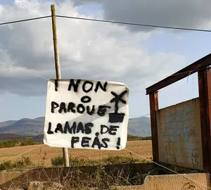 Pancarta, onte na estrada de Calvos de Rand&iacute;n a Os Blancos