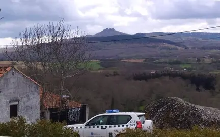 Pico da Aguioncha, vista desde a praza do concello de Calvos de Rand&iacute;n