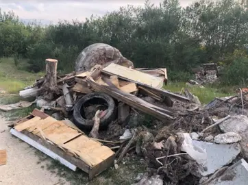 Vertedoiro nas areeiras de Sandi&aacute;s. FOTO Ecoloxistas en Acci&oacute;n