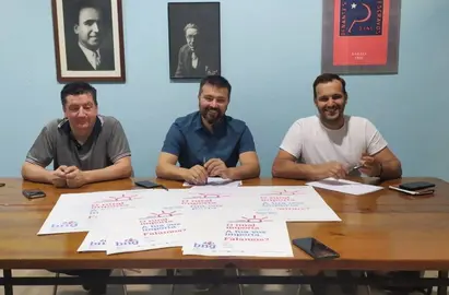 Ramiro Rodr&iacute;guez, Carlos P&eacute;rez e Camilo Vila, na sede do BNG de Xinzo este venres. FOTOS Diario do Limia