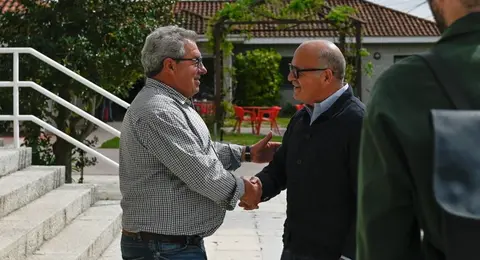 Antonio M&iacute;guez, alcalde de Vilar de Santos, recibe a Manuel Baltar, presidente da Deputaci&oacute;n