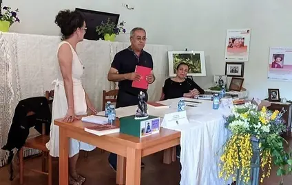 Manuel Lage, con Lola Rico e Rosa Trujillo en Arnu&iacute;de durante a inauguraci&oacute;n (FILEminimizer)