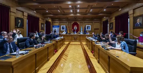 Sesi&oacute;n ordinaria do pleno mensual da Deputaci&oacute;n Ourense. Asisiten Manuel Baltar (Presidente Deputaci&oacute;n); Rosendo Fern&aacute;ndez (VicePresidente 1&ordm;); Cesar Fern&aacute;ndez Gil (VicePresidente 2&ordm;); Placido &Aacute;lvarez Doba&ntilde;o (VicePresidente 3&ordm;); Jorge Pumar (Deputado PPOU); Luz Doporto Real (Deputado PPOU); &Aacute;lvaro Jos&eacute; Fern&aacute;ndez L&oacute;pez (Deputado PPOU); Consuelo Vispo Seara (Deputado PPOU); Patricia Torres Madureira (Deputado PPOU); Pablo P&eacute;rez P&eacute;rez (Deputado PPOU); Ana Mar&iacute;a Villarino Pardo (Deputado PPOU); Miguel Antonio Cid &Aacute;lvarez (Deputado PPOU); Rafael Rodr&iacute;guez Villarino (Deputado PSOE); Jos&eacute; Ignacio G&oacute;mez P&eacute;rez (Deputado PSOE); Elvira Lama Fern&aacute;ndez (Deputado PSOE); Diego Fern&aacute;ndez Nogueira (Deputado PSOE); Susana Rodr&iacute;guez Est&eacute;vez (Deputado PSOE); Rosario Rodr&iacute;guez Delgado (Deputado PSOE); Margarita P&eacute;rez Fern&aacute;ndez (Deputado PSOE); &Aacute;lvaro Vila Araujo (Deputado PSOE); Aurentino Alonso Araujo (Deputado PSOE); Montserrat Lama Novoa (Grupo de Non Adscritos); Armando Ojea Bouzo (Deputado DO); Gonzalo P&eacute;rez J&aacute;come (Deputado DO); Bernardo Varela L&oacute;pez (Deputado BNG), M&oacute;nica Legaspi (Interventora Deputaci&oacute;n Ourense) e Juan Marquina (Secretario Deputaci&oacute;n Ourense).