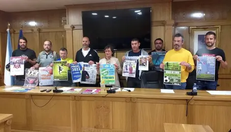 Elvira Lama, a &uacute;nica muller, con reprentantes do departamento de Deportes do Concello e de asociaci&oacute;ns deportivas este luns na Casa do Concello