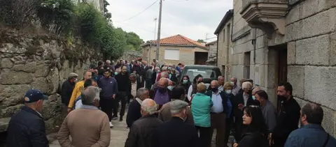 Veci&ntilde;as e veci&ntilde;os, este luns, antes da reuni&oacute;n con Greenalia e o alcalde en Calvos de Rand&iacute;n