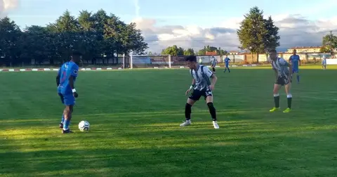 Tazos, diante de Baldeh, nos primeiros minutos de partido. Barbad&aacute;s. Antela. Copa Deputaci&oacute;n