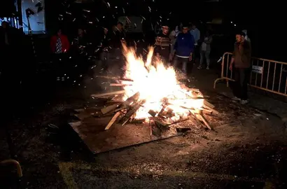 Fuego en el San Juan del Pol&iacute;gono, en Xinzo. | FOTO: O Bi&oacute;n.