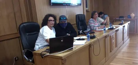 Laura Seara, cos repons&aacute;beis do CIM de Xinzo e a alcaldesa, esta tarde no sal&oacute;n de plenos do Concello de Xinzo de Limia