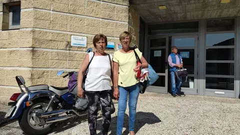 Usuarias entrevistadas esta ma&ntilde;&aacute; polo Diario do Limia &aacute;s portas da piscina climatizada en Xinzo (2)