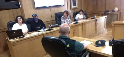 Laura Seara, primeira pola esquerda, o pasado venres durante a presentaci&oacute;n no sal&oacute;n de plenos do Plan de Igualdade