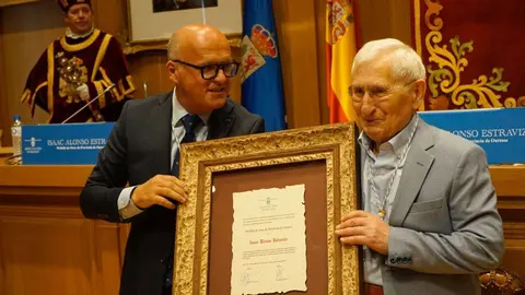 Isaac Alonso Estravis recibe a Medalla de Ouro da Deputaci&oacute;n de Ourense (18) (FILEminimizer)
