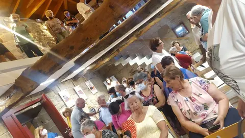 P&uacute;blico asistente &aacute; inauguraci&oacute;n da exposici&oacute;n, este venres, en Sandi&aacute;s