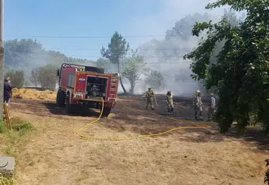 Os medios de extinci&oacute;n traballar para apagar o lume en Vilar de Santos. | FOTO: Emergencias Xinzo de Limia.