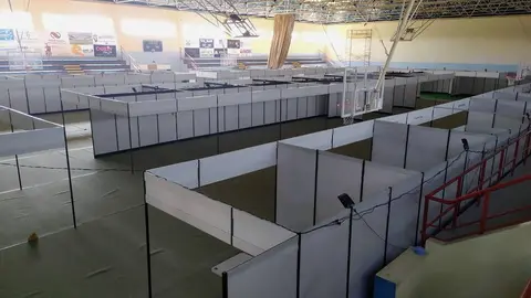 Preparativos onte no Pavill&oacute;n de Deportes para instalar os postos (FILEminimizer)