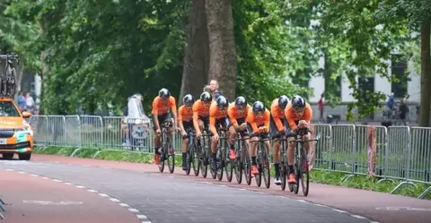 O equipo Euskaltel Euskadi, na crono inicial de La Vuelta 2022. FOTO Fundaci&oacute;n Ciclista Euskadi