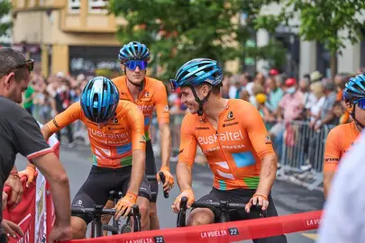 Carlos Canal, &aacute; dereita na imaxe, con compa&ntilde;eiros de equipo na sa&iacute;da da d&eacute;cimo quinta etapa de La Vuelta 2022. FUNDACI&Oacute;N Euskadi