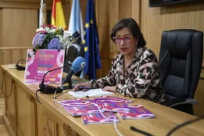Elvira Lama na presentaci&oacute;n da Gu&iacute;a de Dereitos, Recursos e Programas para as mulleres no sal&oacute;n de plenos. 14 de setembro. Igualdade (2)