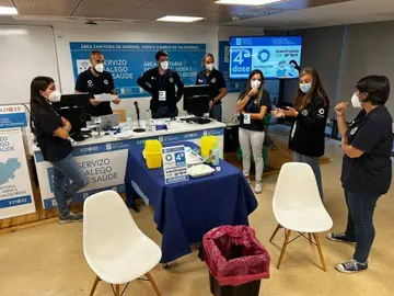 Preparativos para a vacinaci&oacute;n de maiores no Hospital de Ourense este venres. | FOTO: SERGAS.
