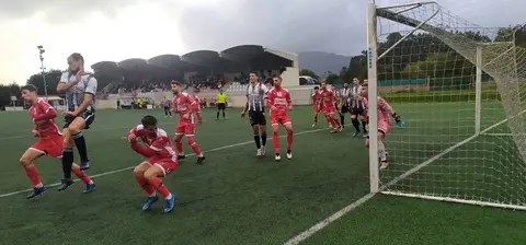 Ju&aacute;ncar intenta rematar un saque de esquina, durante o Atios-Antela deste domingo