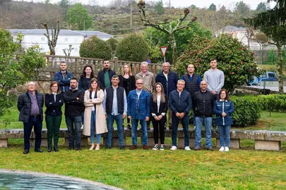 Equipo do PP que se presenta &aacute;s elecci&oacute;ns municipais no Concello de Vilar de Barrio, xunto con presidente provincial, Manuel Baltar.