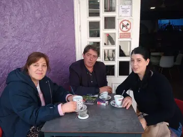 Reuni&oacute;n del candidato del PP en Xinzo, Antonio Fern&aacute;ndez, con Mary y Ely, comerciantes de la villa.