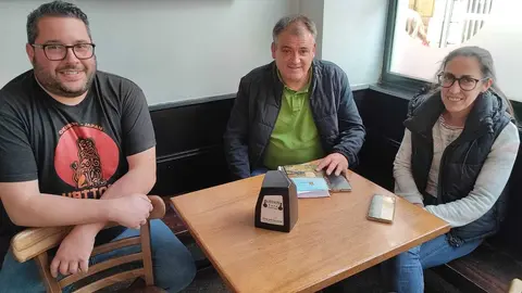 Alberto R&uacute;a, Amador D&iacute;az y Carmen Losada se reunieron para hablar de la situaci&oacute;n de la feria. | FOTO: Xos&eacute; Lois Colmenero.
