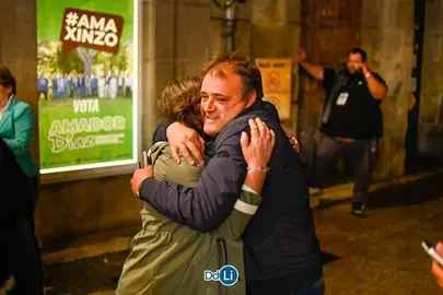 Amador D&iacute;az, en la noche electoral, celebrando los resultados. | FOTO: Noelia Caseiro.