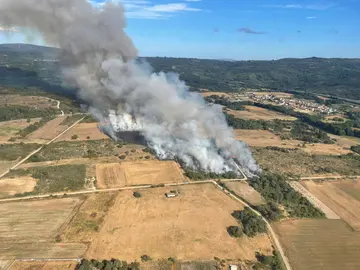 Imagen tomada desde el helic&oacute;ptero de la BRIF de Laza, desplazada al incendio. | FOTO: BRIF Laza.