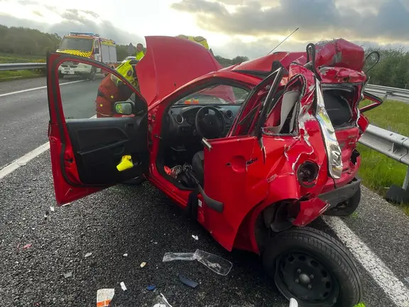 El veh&iacute;culo fue alcanzado por un tr&aacute;iler portacoches.